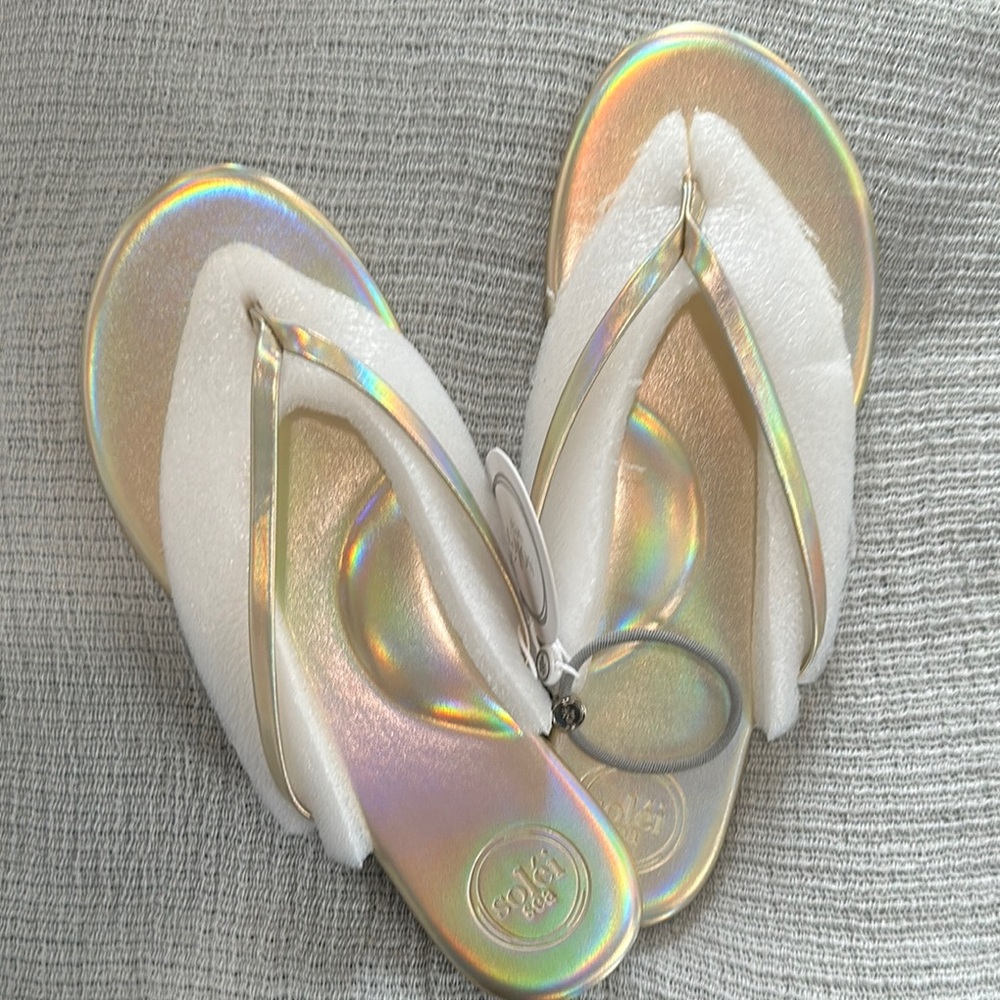 Gold Sandals with Metallic Sheen and Y-Shaped Thong